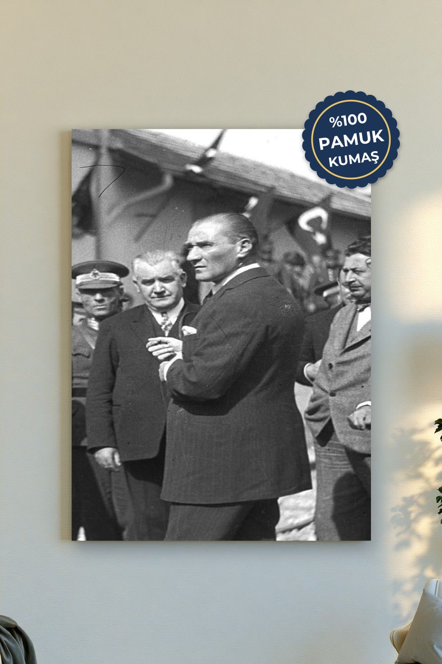 Tarihsel Figür Kanvas Tablo - Siyah Beyaz Doku Vurgusu