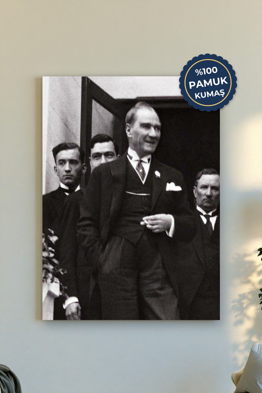 Tarihimizde İz Bırakan Lider Kanvas Tablo - Siyah Beyaz Vurgusu