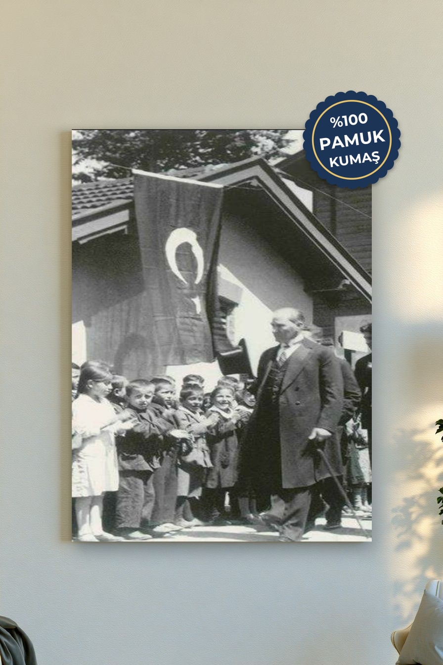 Atatürk ve Çocuklar Kanvas Tablo - Siyah Beyaz Vurgusu
