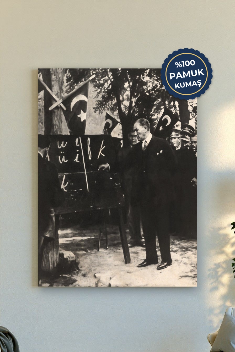 Atatürk ve Harf Devrimi Kanvas Tablo - Siyah Beyaz Vurgu