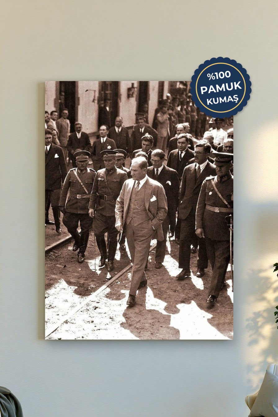Tarihî Yürüyüş Kanvas Tablo - Siyah Beyaz Vurgusu