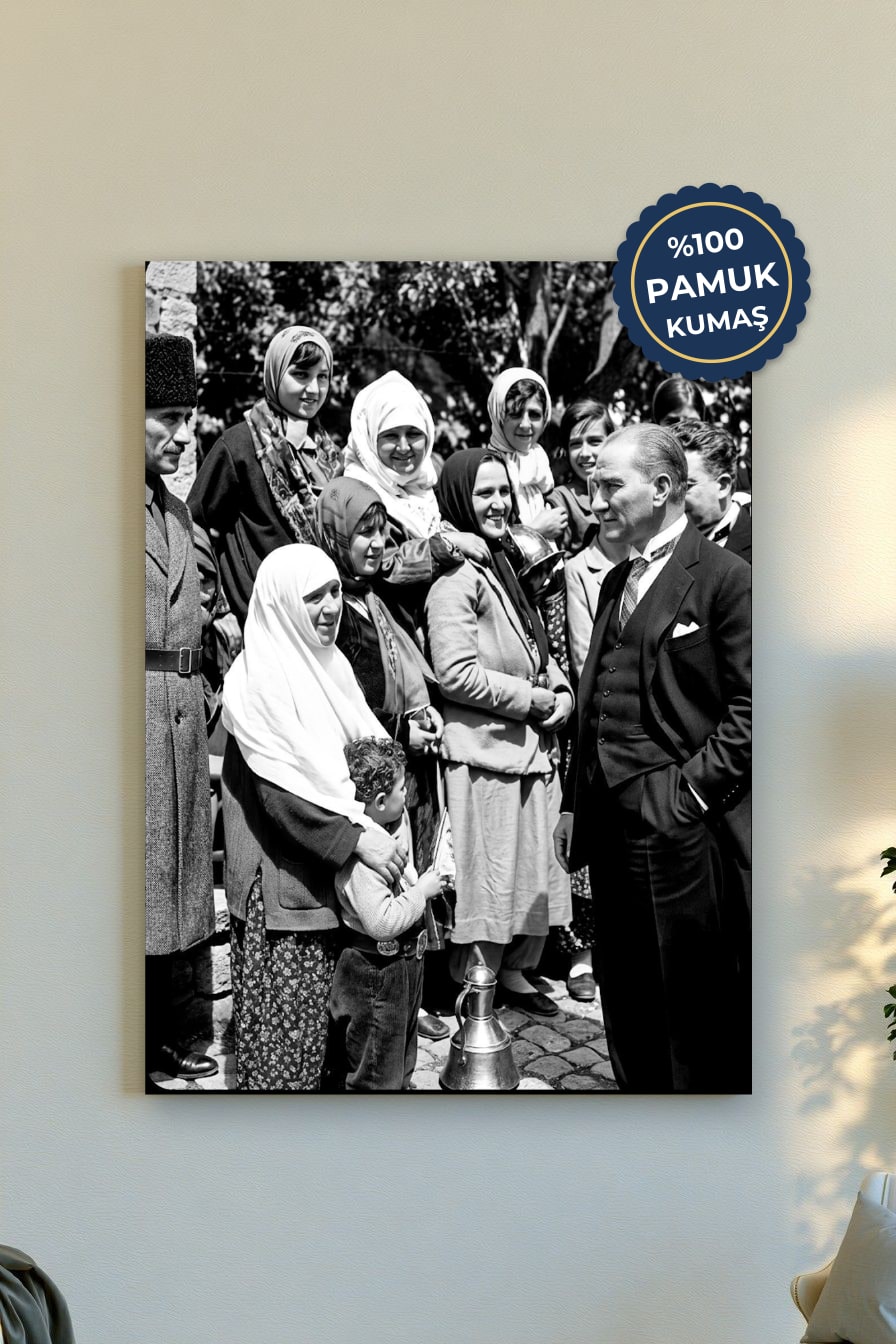 Atatürk ve Halkı Kanvas Tablo - Siyah Beyaz